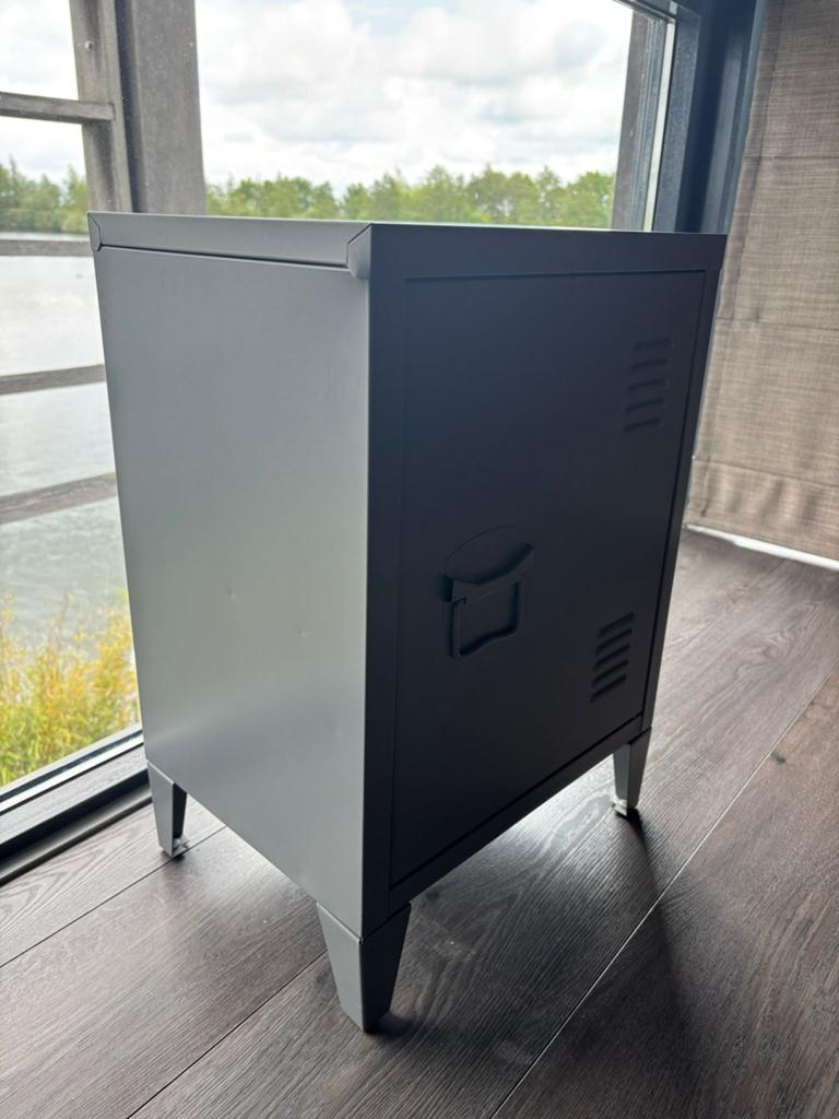 Nachtkastje in locker stijl, Huis en Inrichting, Slaapkamer | Nachtkastjes, Minder dan 45 cm, Metaal of Aluminium, Zo goed als nieuw
