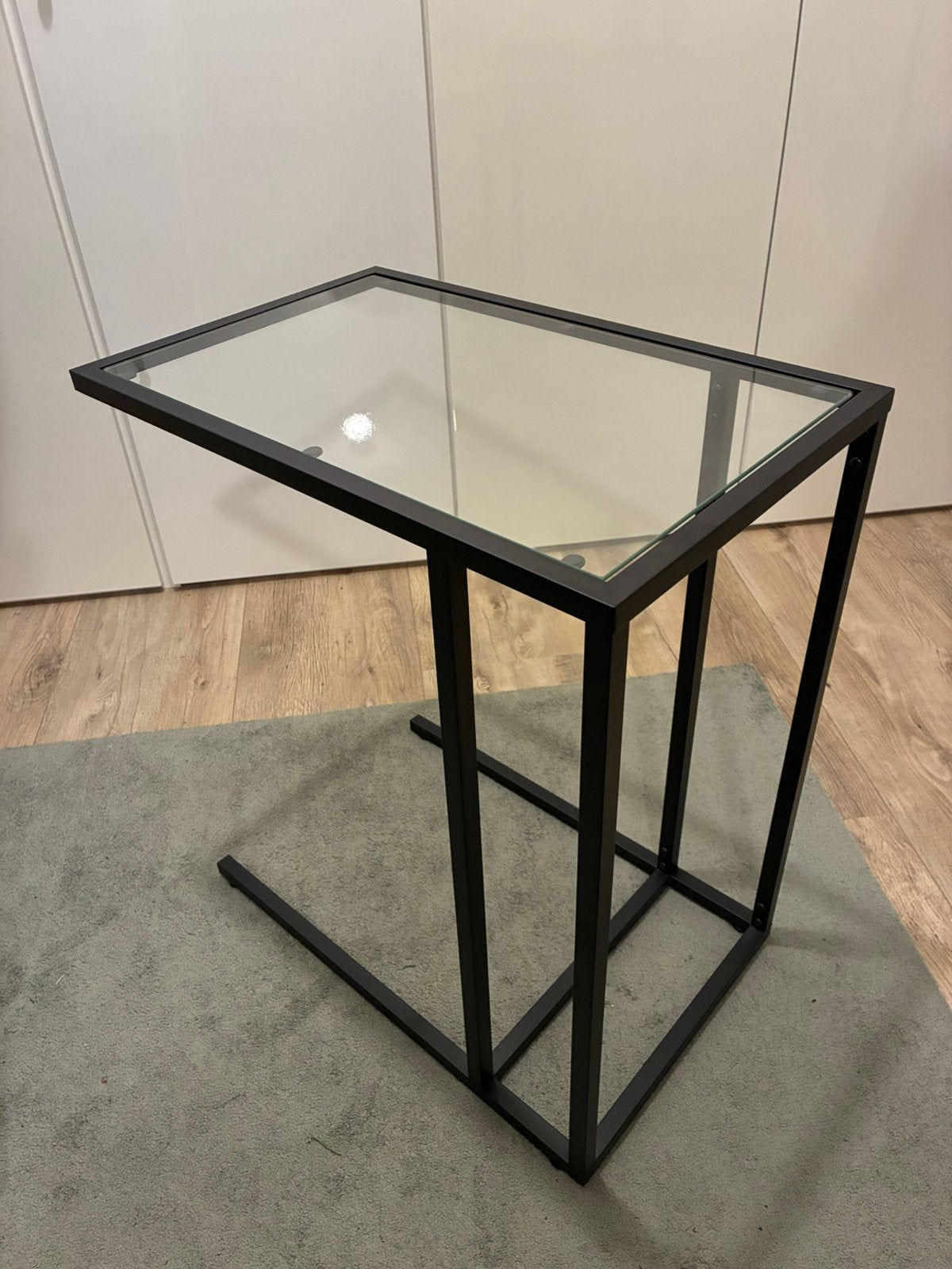 IKEA VITTSJÖ bijzettafel / laptophouder – als nieuw - 2, Ophalen, 50 tot 100 cm, Modern, Glas