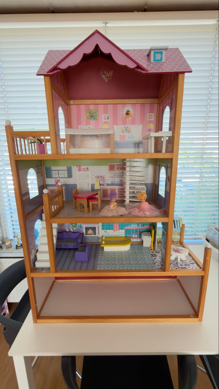 Groot houten poppenhuis met meubels en poppen poppenkast, Kinderen en Baby's, Speelgoed | Poppenhuizen, Ophalen, Zo goed als nieuw