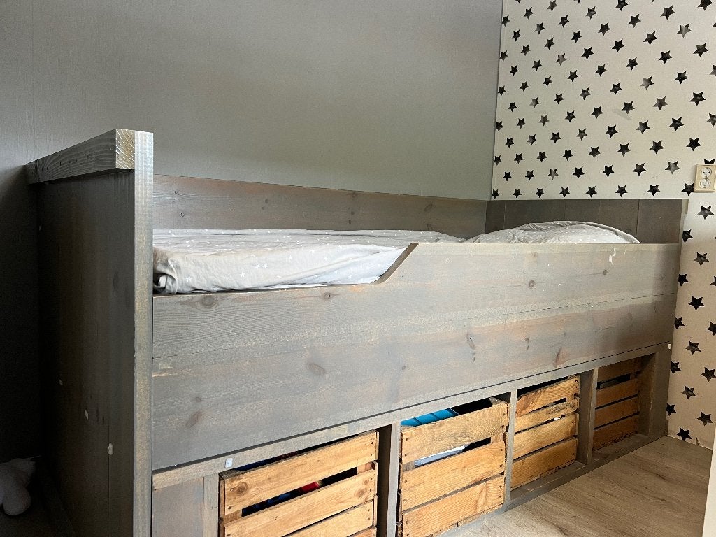 Steigerhouten jongensbed met kistjes, Ophalen, 85 tot 100 cm, Zo goed als nieuw, Matras