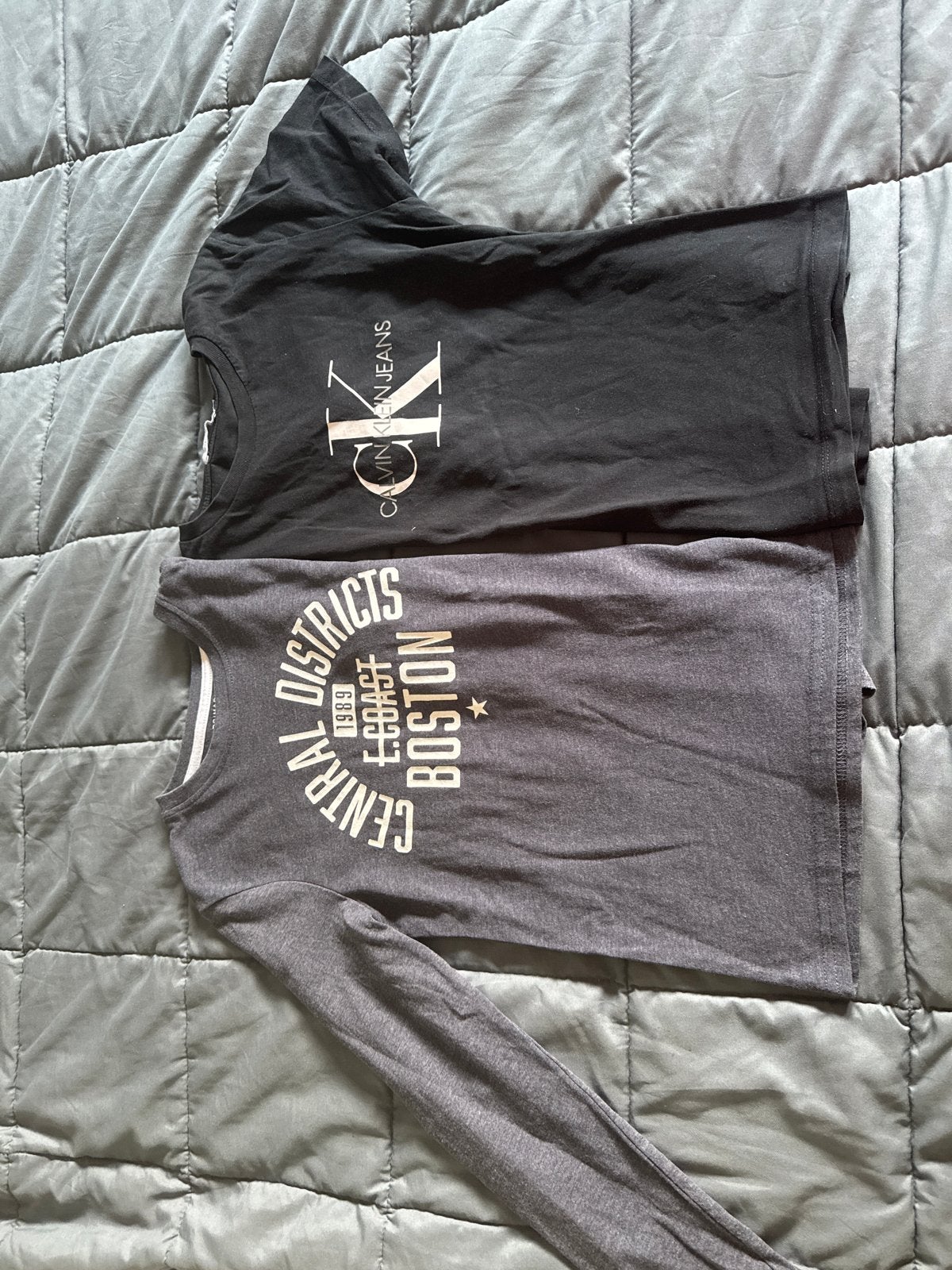 2 shirts maat 140: nieuw longsleeve en gedragen CK shirt, Ophalen, Nieuw, Jongen of Meisje, Shirt of Longsleeve