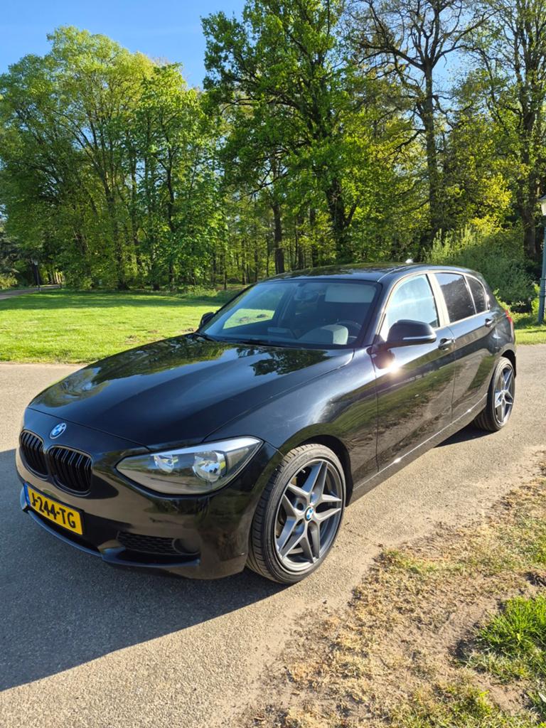 BMW 1-Serie 116I 100KW 5DR 2012 Zwart, Auto's, BMW, 1-Serie, Zwart, 4 cilinders, Zwart