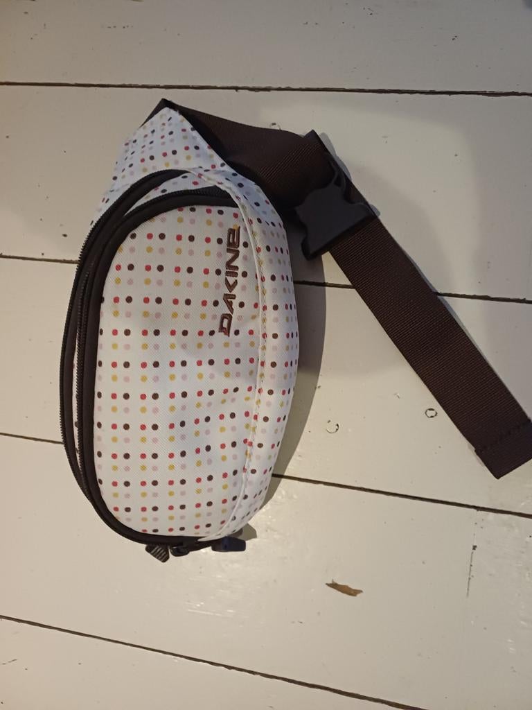 Dakine Heuptasje met Stippen - Zo goed als nieuw, Sieraden, Tassen en Uiterlijk, Tassen | Damestassen, Zo goed als nieuw, Overige typen