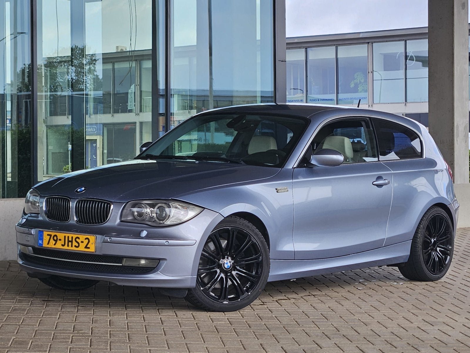 BMW 1-Serie 130i 6-cilinder NAP 265pk Nieuwe motor Leder, Auto's, 1-Serie, Achterwielaandrijving, Beige, 1350 kg