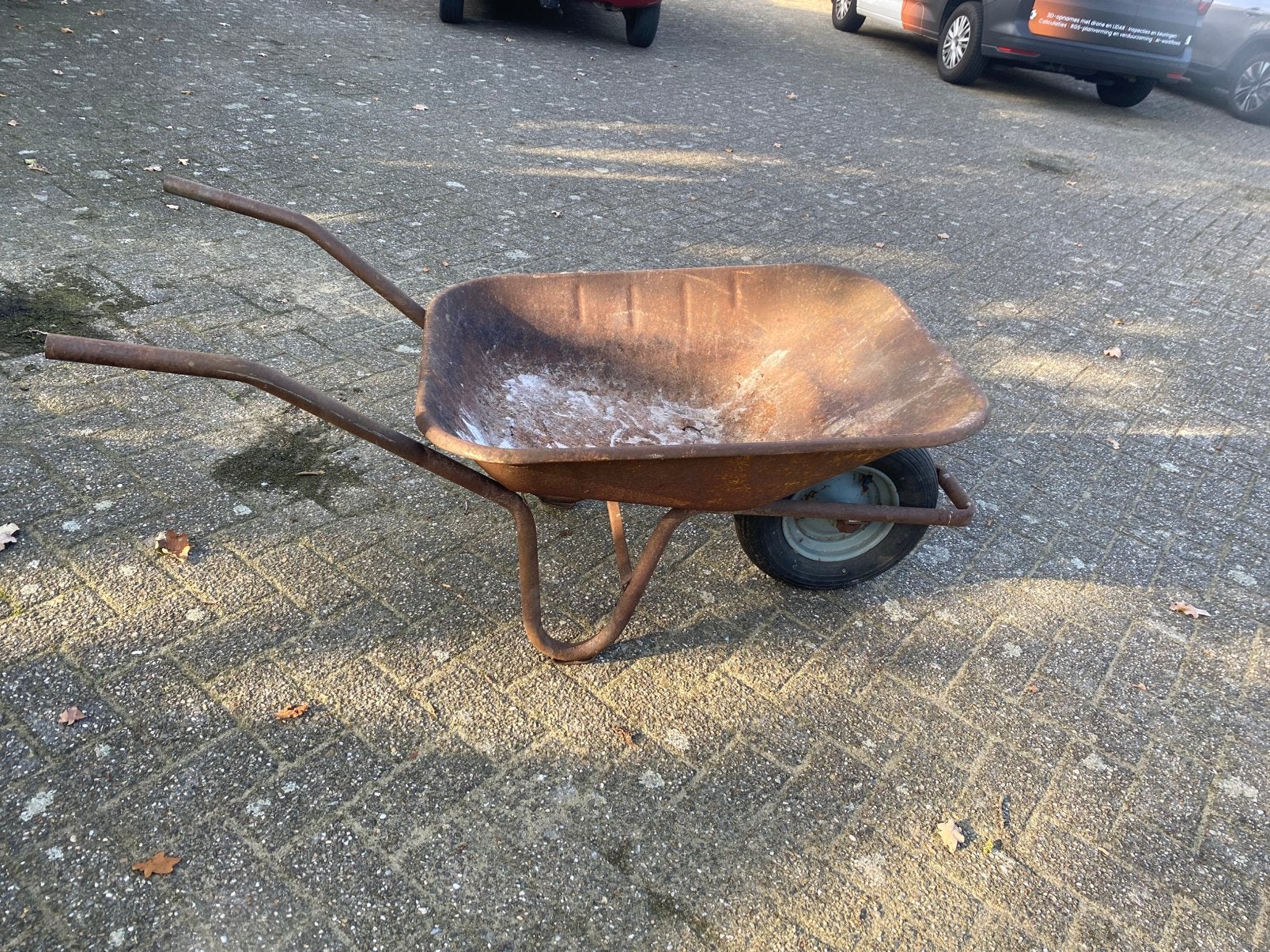 Metalen kruiwagen, Ophalen