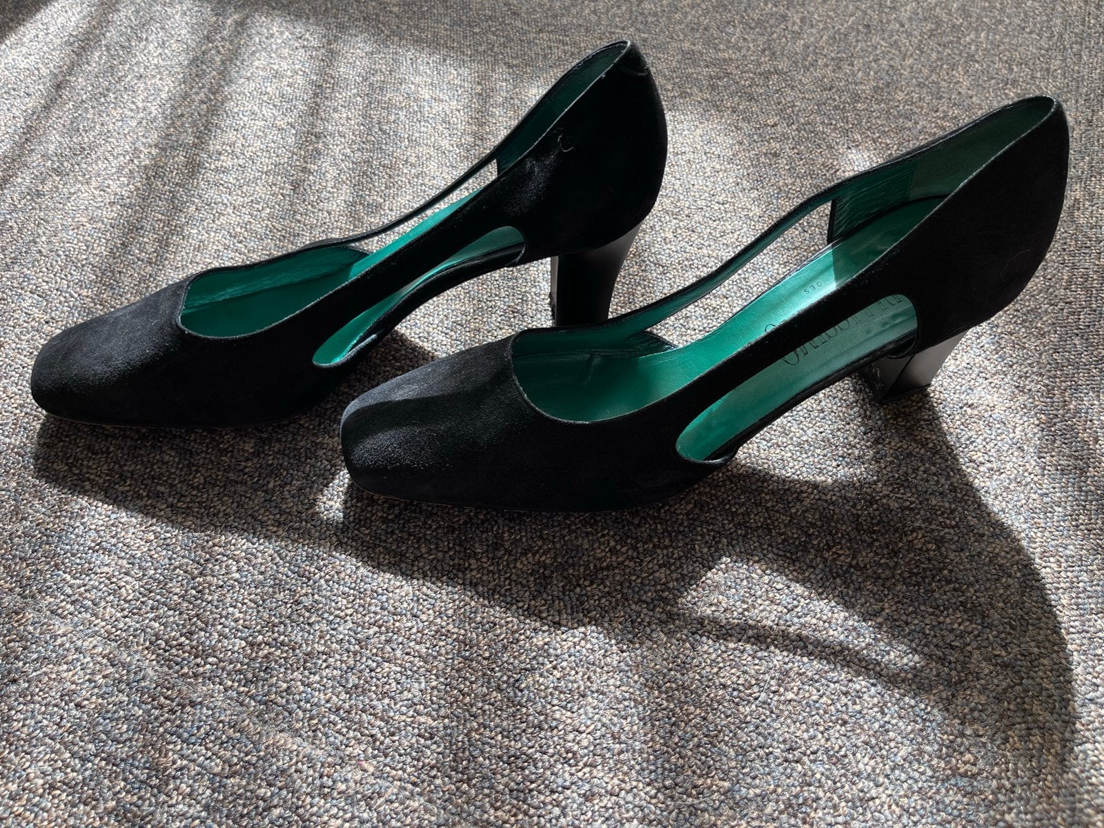 Zwarte suède pumps met lage hak - Maat 44, Schoenen met lage hakken, Verzenden, Zwart, Gedragen