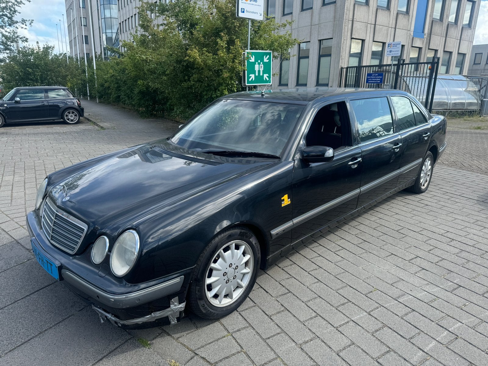 Remetz E220 2000 limousine 7 zitter automaat airco, Automaat, Zwart, Zwart, Origineel Nederlands