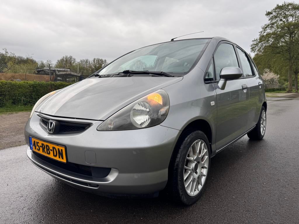 Honda Jazz 1.4 I 2005 Grijs, Auto's, Voorwielaandrijving, 83 pk, 450 kg, 40 €/maand