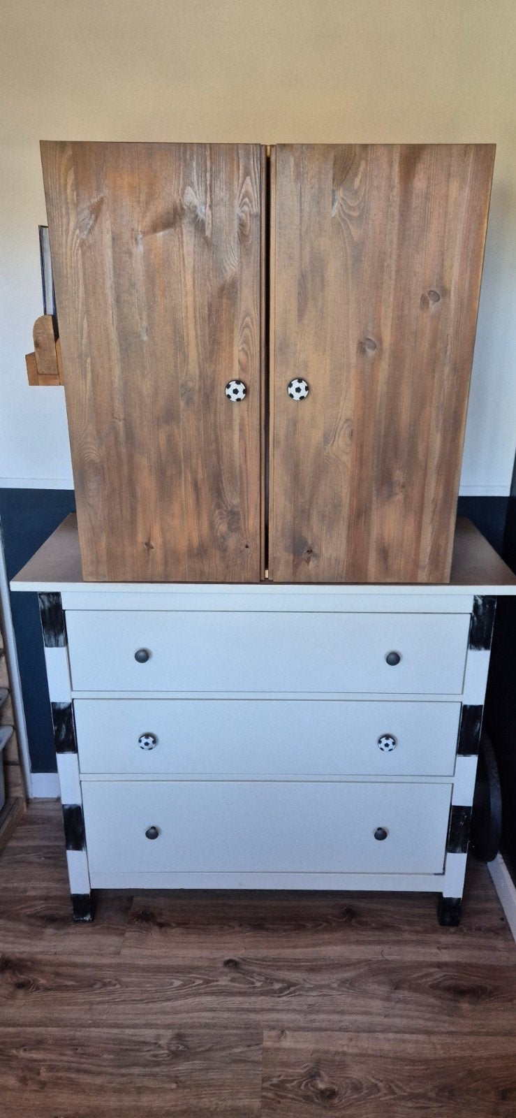 Kledingkast - Kinderkamer - Voetbalthema, Huis en Inrichting, Kasten | Kledingkasten, Gebruikt, 100 tot 150 cm, Grenenhout, 150 tot 200 cm