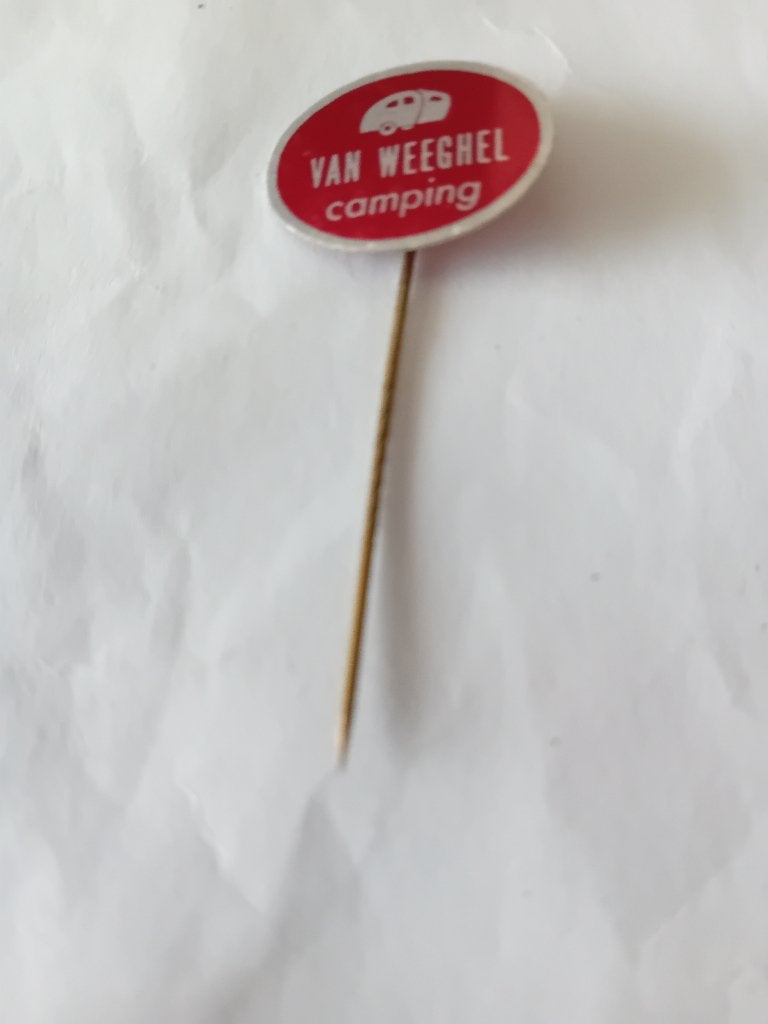 Pin - VAN WEEGHEL - camping, Ophalen of Verzenden, Zo goed als nieuw, Overige onderwerpen, Speldje of Pin