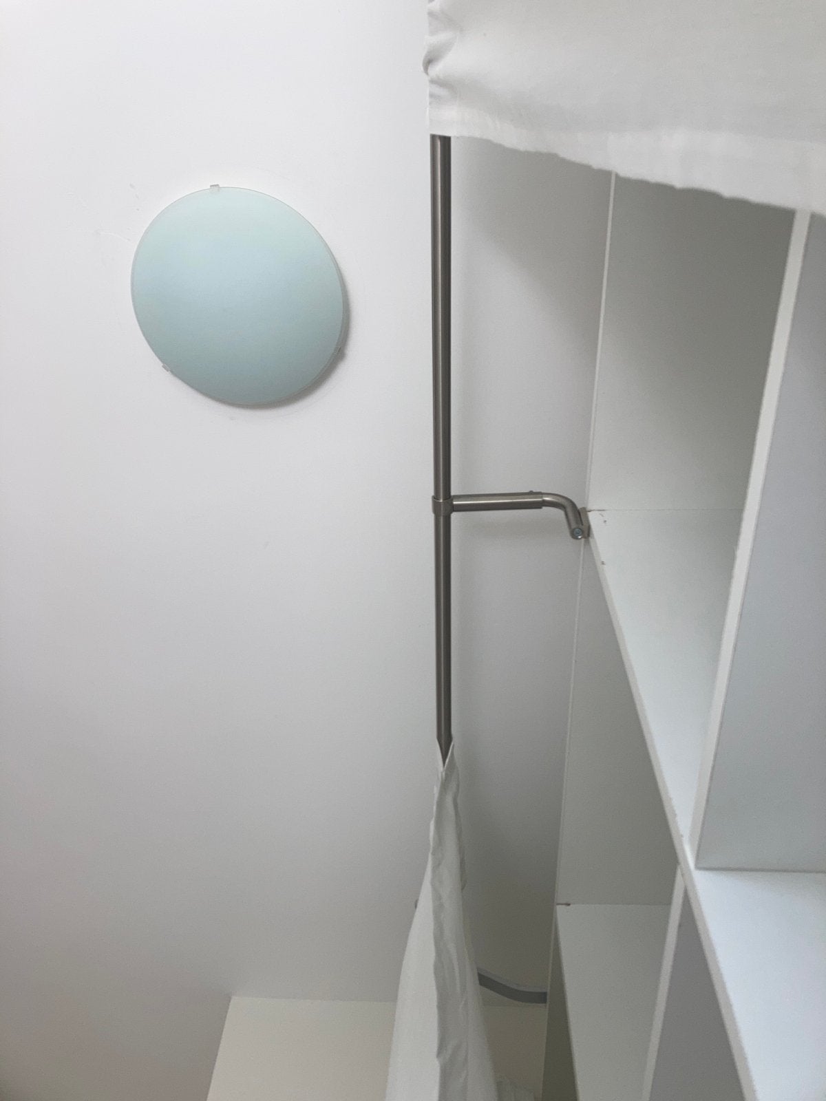 Witte open kledingkast met hangruimte en planken, Ophalen, Met plank(en), Gebruikt, 100 tot 150 cm