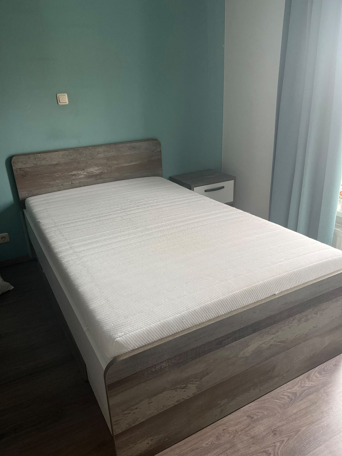 120x200 bed inclusief matras en nachtkastje