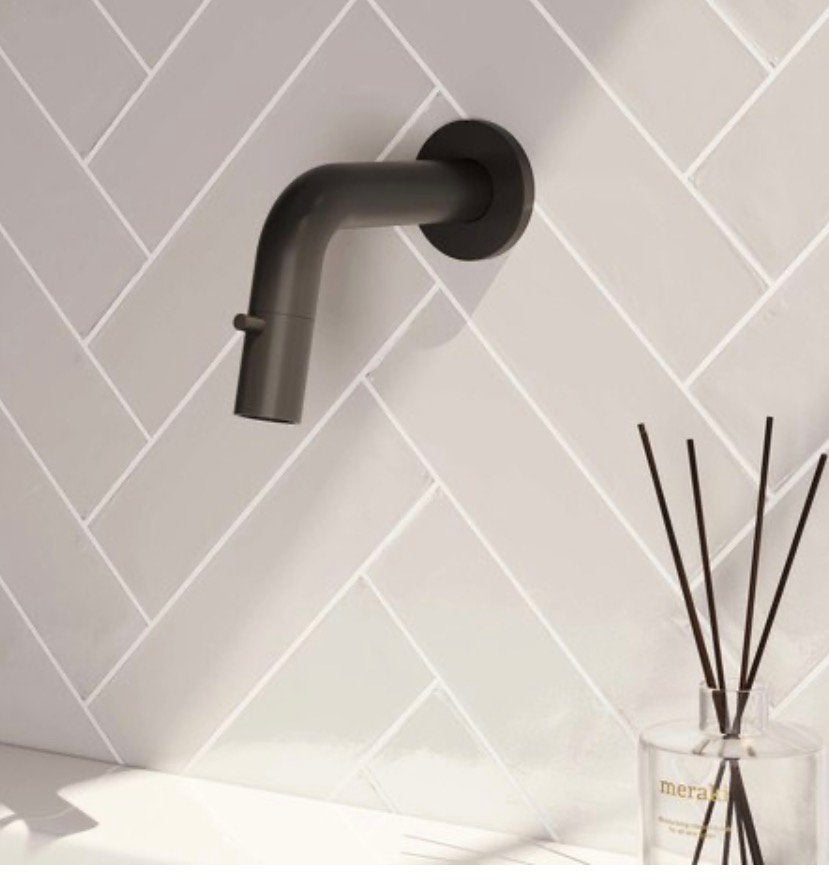 Nieuwe zwarte inbouw wastafelkraan wandkraan modern, Ophalen of Verzenden, Nieuw, Koper, Kraan
