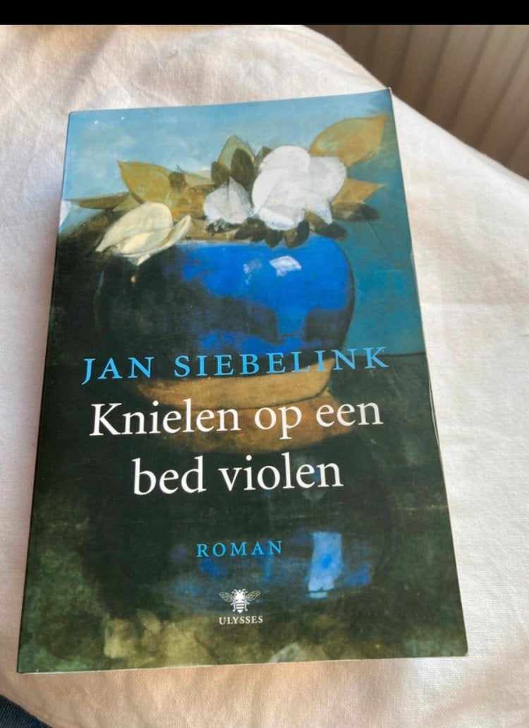 Knielen op een bed violen, Ophalen of Verzenden, Zo goed als nieuw