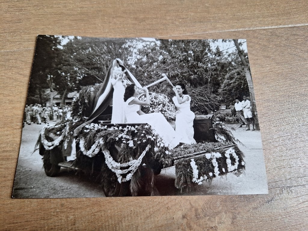 1948 foto praalwagen Leger Technische Dienst LTD Makassar, Verzamelen, Ophalen of Verzenden, Overige soorten, Nederland, Foto of Poster