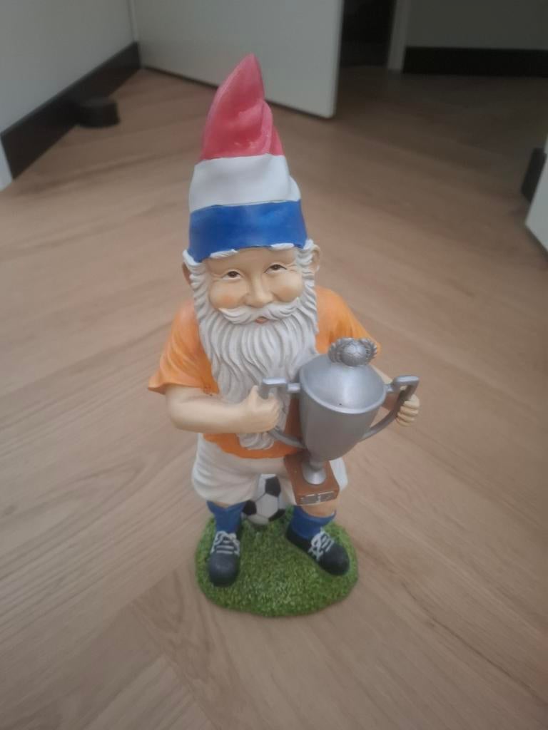 Voetbal Tuinkabouter Oranje met Beker - 30cm, Verzenden, Zo goed als nieuw
