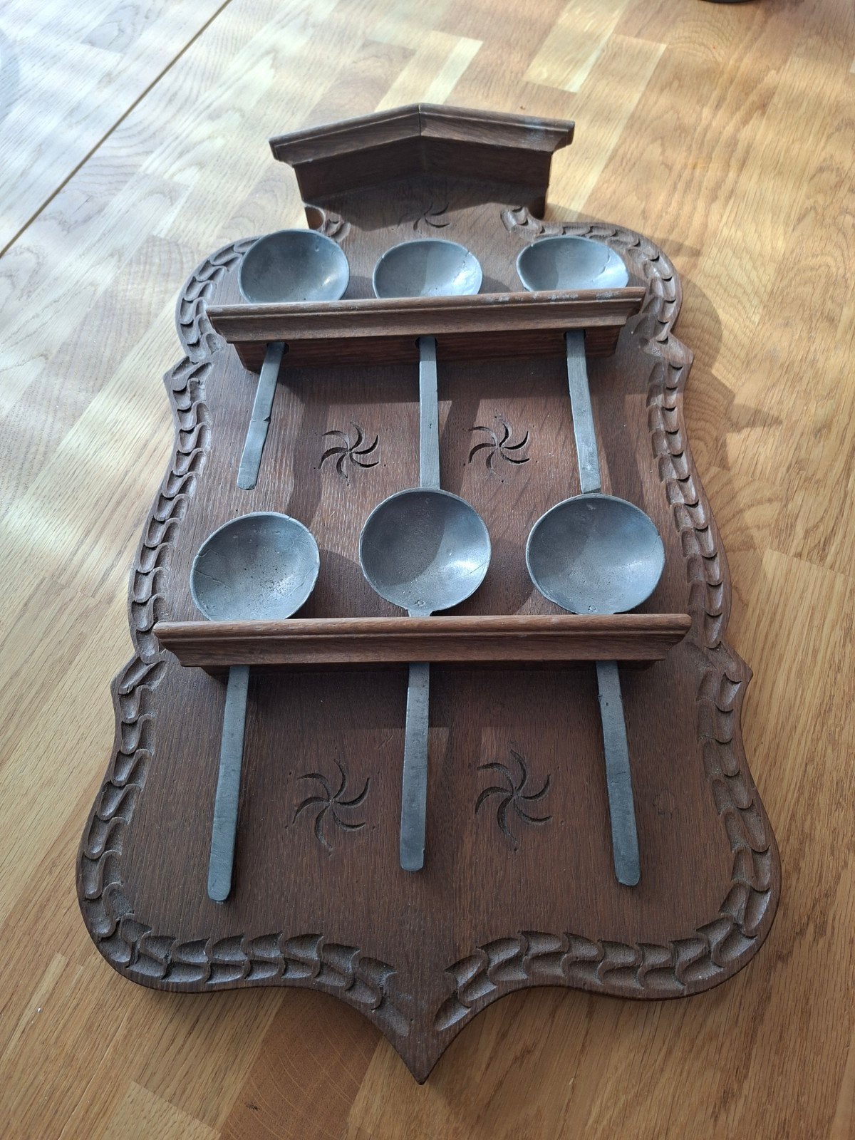Vintage houten lepelrek met tinnen lepels, Antiek en Kunst, Ophalen of Verzenden