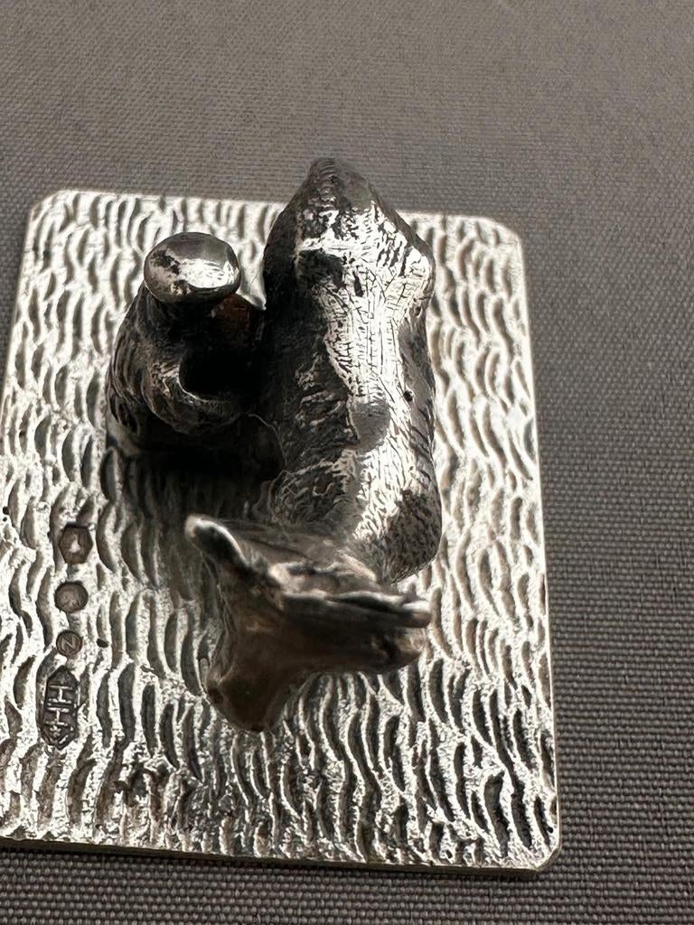 Zilveren miniatuur: Boer melkt koe, Herbert Hooykaas, Ophalen of Verzenden