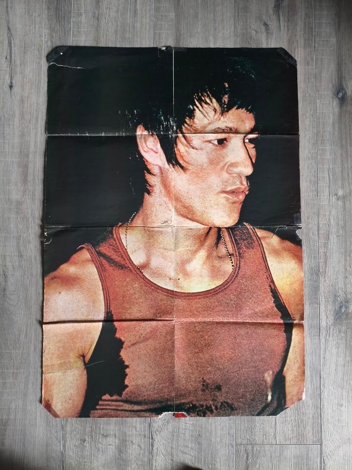 Bruce Lee megaposter ( Kung-Fu monthly #27  ( 1977 ) UK, Deurposter of groter, Ophalen of Verzenden, Film en Tv, Rechthoekig Staand