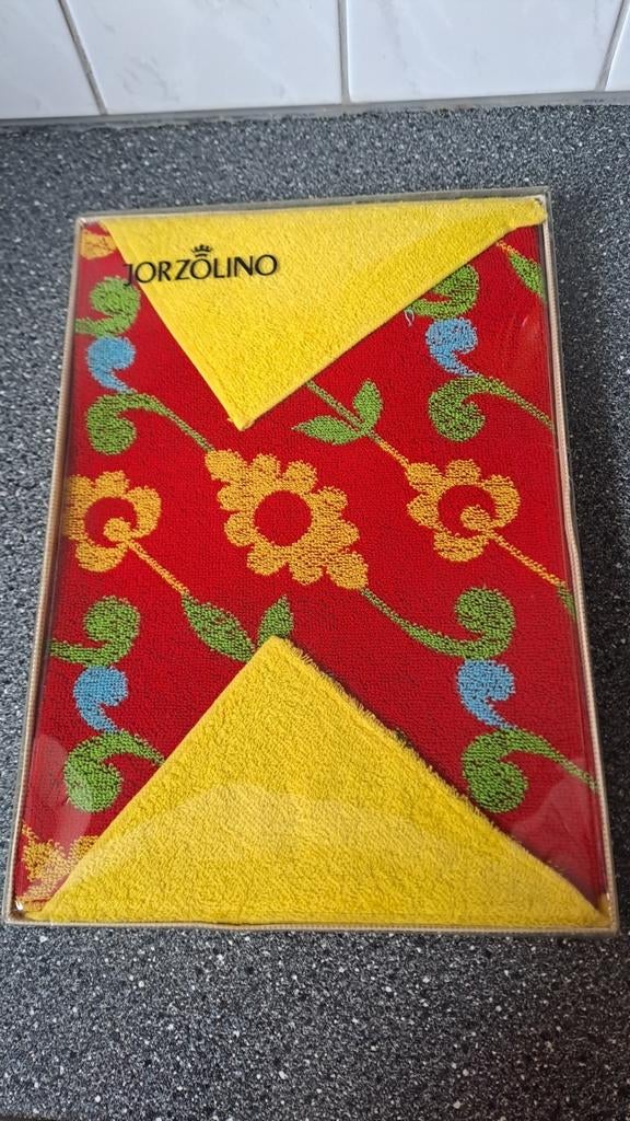 Vintage Jorzolino handdoek - Rood met bloemenpatroon, Handdoek, Onbekend, Nieuw, Ophalen of Verzenden