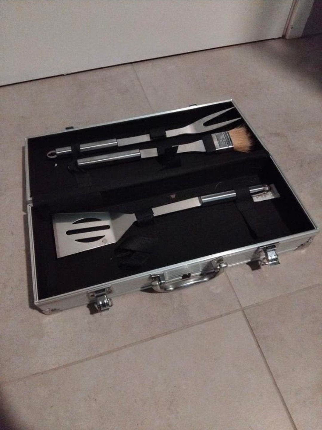 Gusta bbq set 3 delig in koffer Prijs €2,50, Ophalen of Verzenden