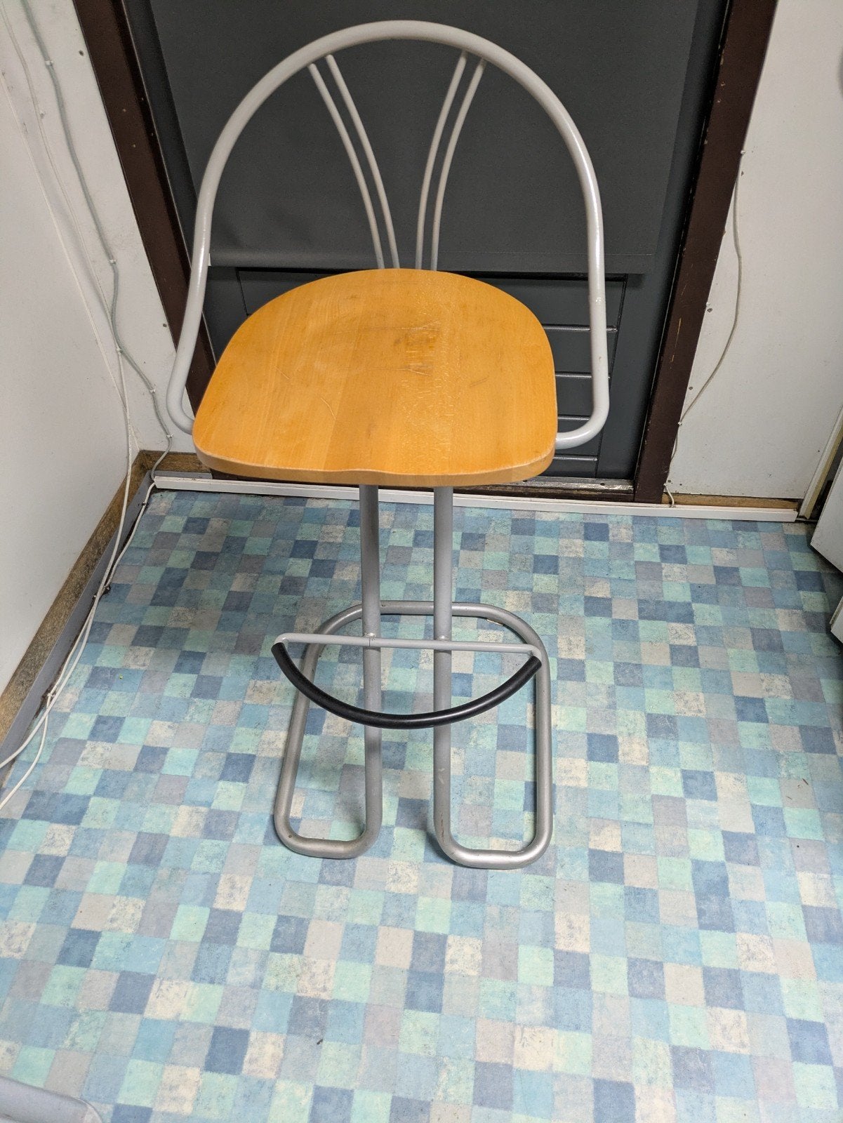 metalen barkruk met houten blad, Ophalen, Gebruikt, Met voetsteun, 1 kruk