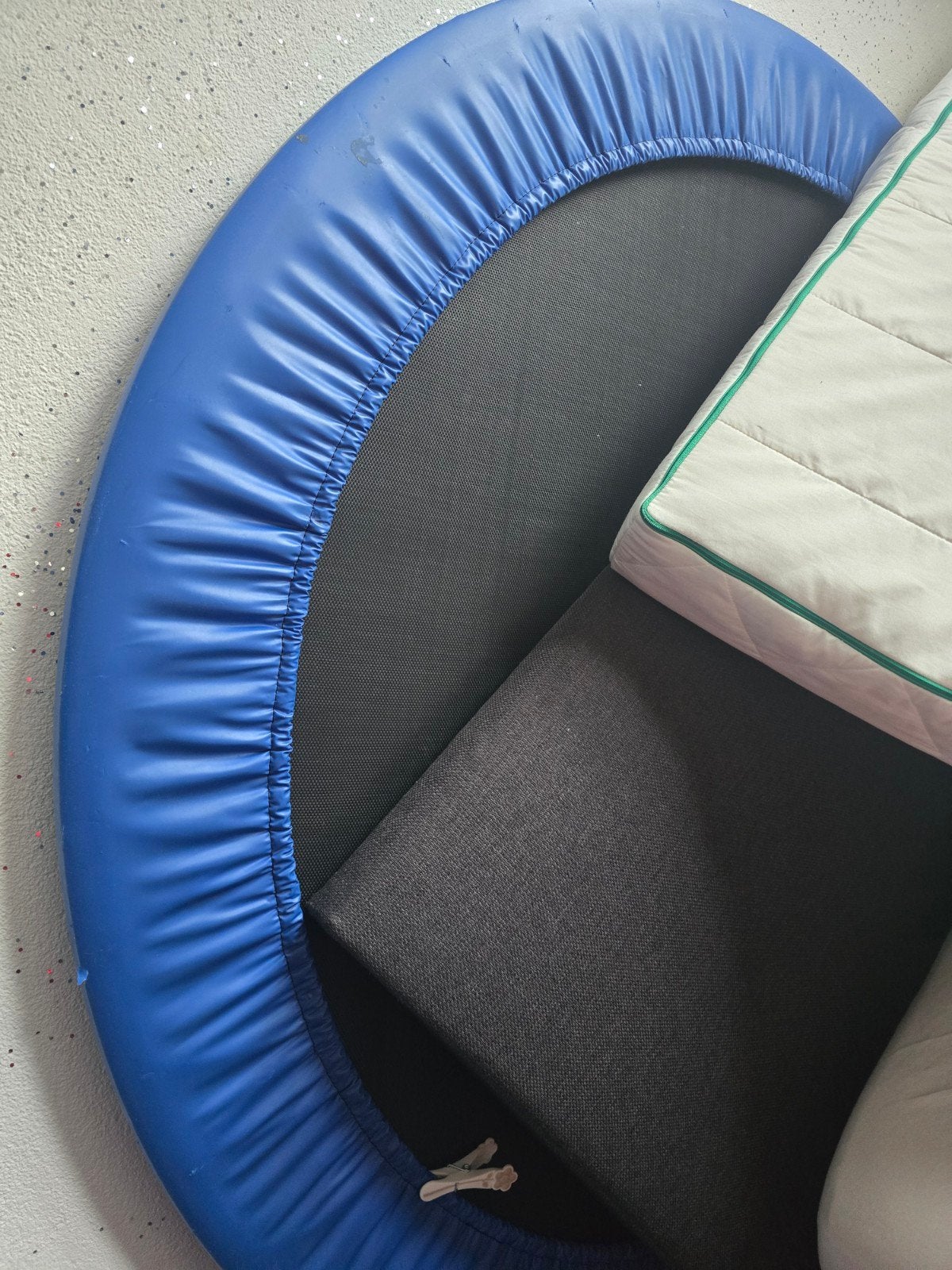 trampoline binnen en buiten gebruik, Ophalen