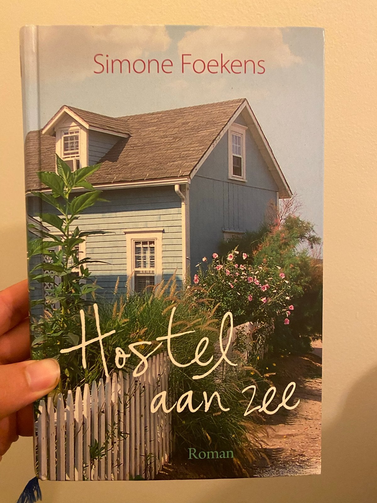 Hostel aan zee - Simone Foekens (Roman), Ophalen of Verzenden, Zo goed als nieuw, Nederland