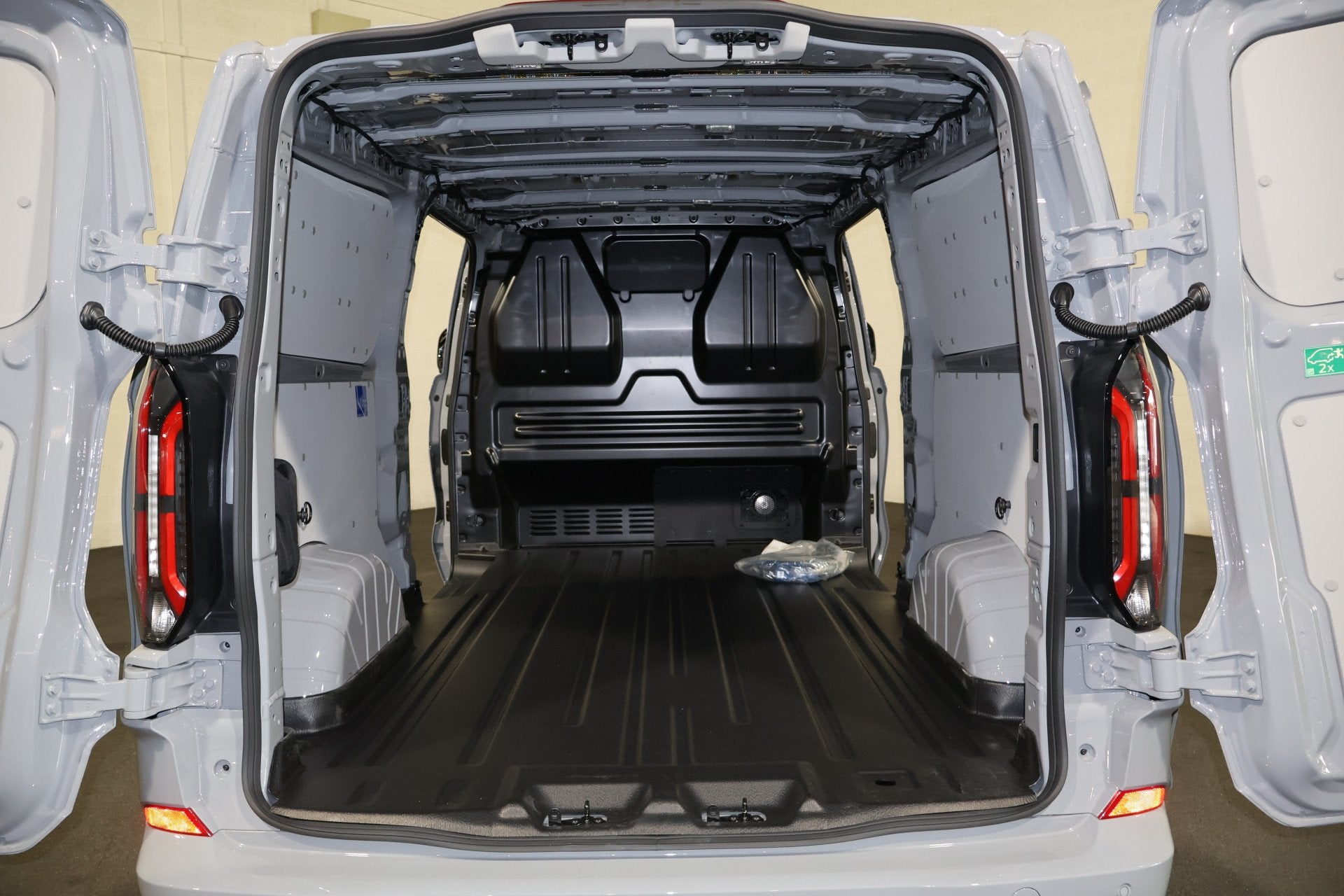 Ford E-Transit Custom L2 H1 Sport 71 kWh 218pk 2x Schuifdeur, Auto's, Bestelauto's, Automaat, Gebruikt, Leder en Stof, Ford