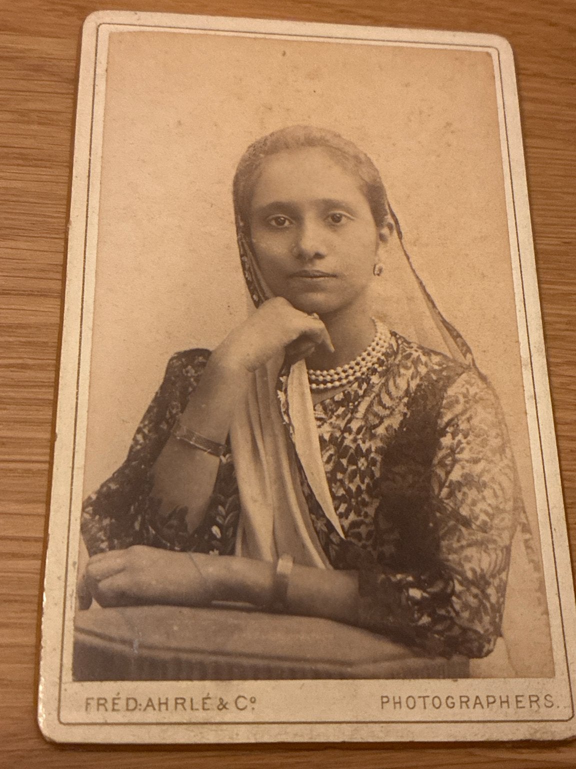 Fred Ahrlé Bombay – Indiase vrouw CDV ca. 1890, Verzamelen, Foto's en Prenten, Verzenden, Voor 1940, Zo goed als nieuw