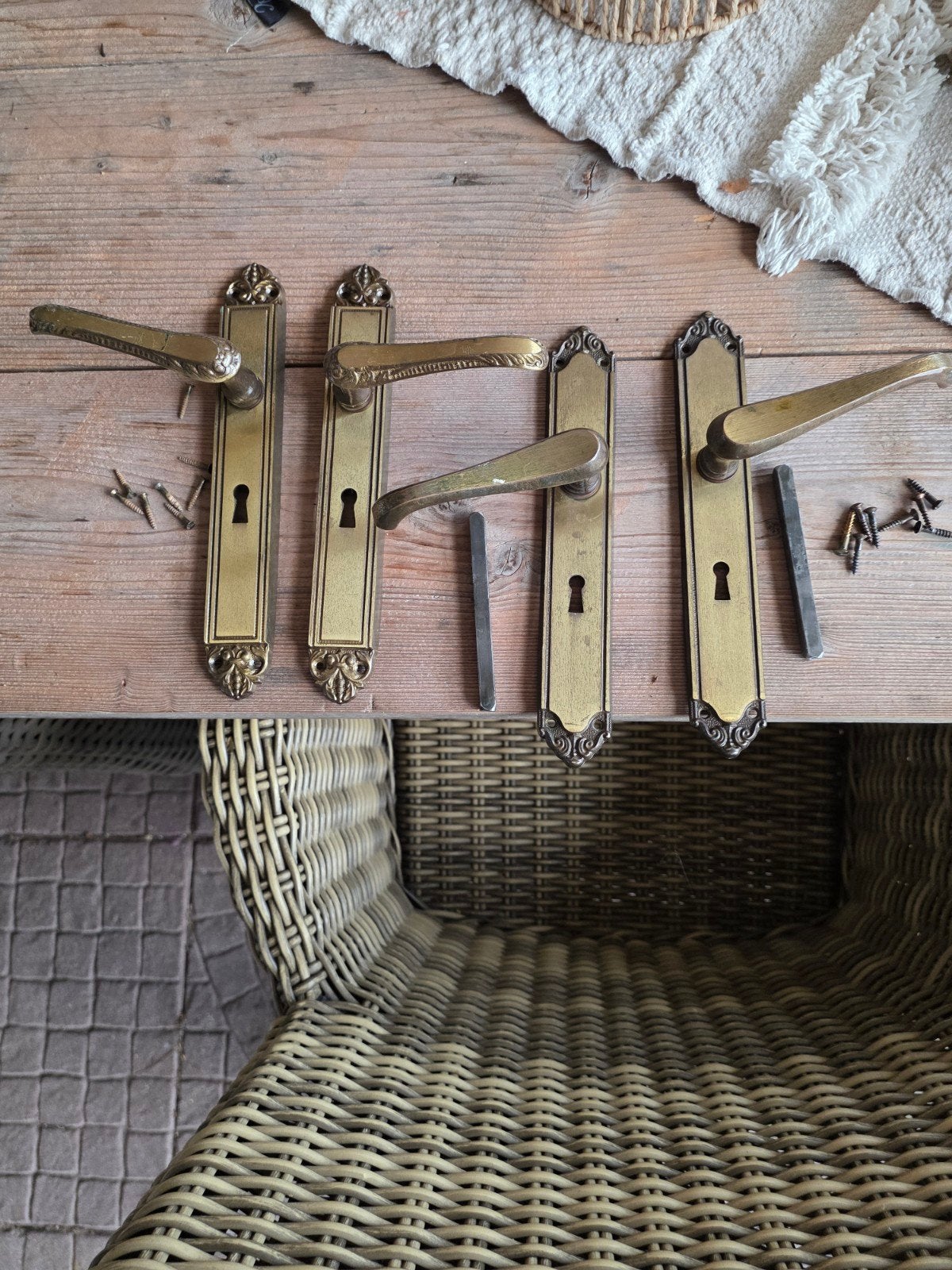 Antieke messing deurklinken met schild, Ophalen, Gebruikt, Koper of Messing, Klink of Kruk