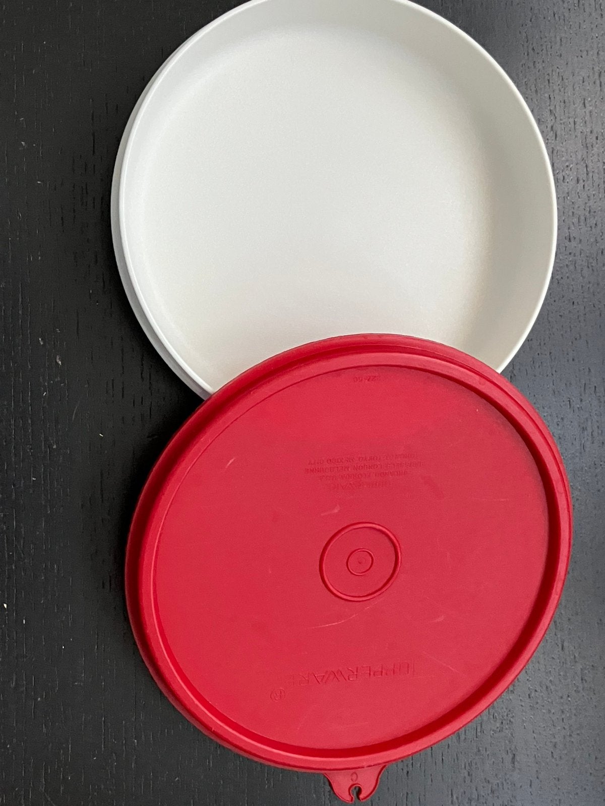 Kleine rond plat bakje rode deksel Tupperware/z.g.a.n, Bewaardoos, Wit, Met deksel, Ophalen of Verzenden