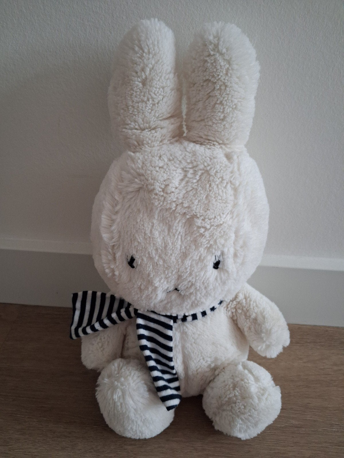 Knuffel Nijntje Miffy wit met sjaal winter 33 cm L1713, Ophalen of Verzenden, Zo goed als nieuw, Konijn
