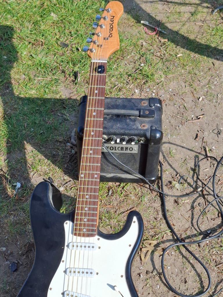 Bradley elektrische gitaar met Volcano versterker, Muziek en Instrumenten, Overige merken, Gebruikt, Met versterker, Ophalen of Verzenden