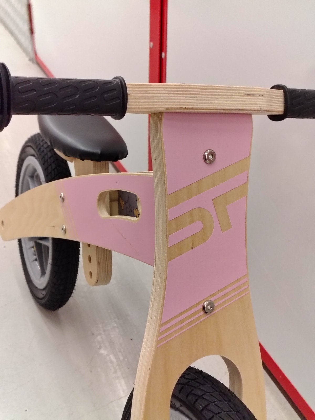 Foto 6 van Zo goed als nieuwe houten loopfiets met luchtbanden