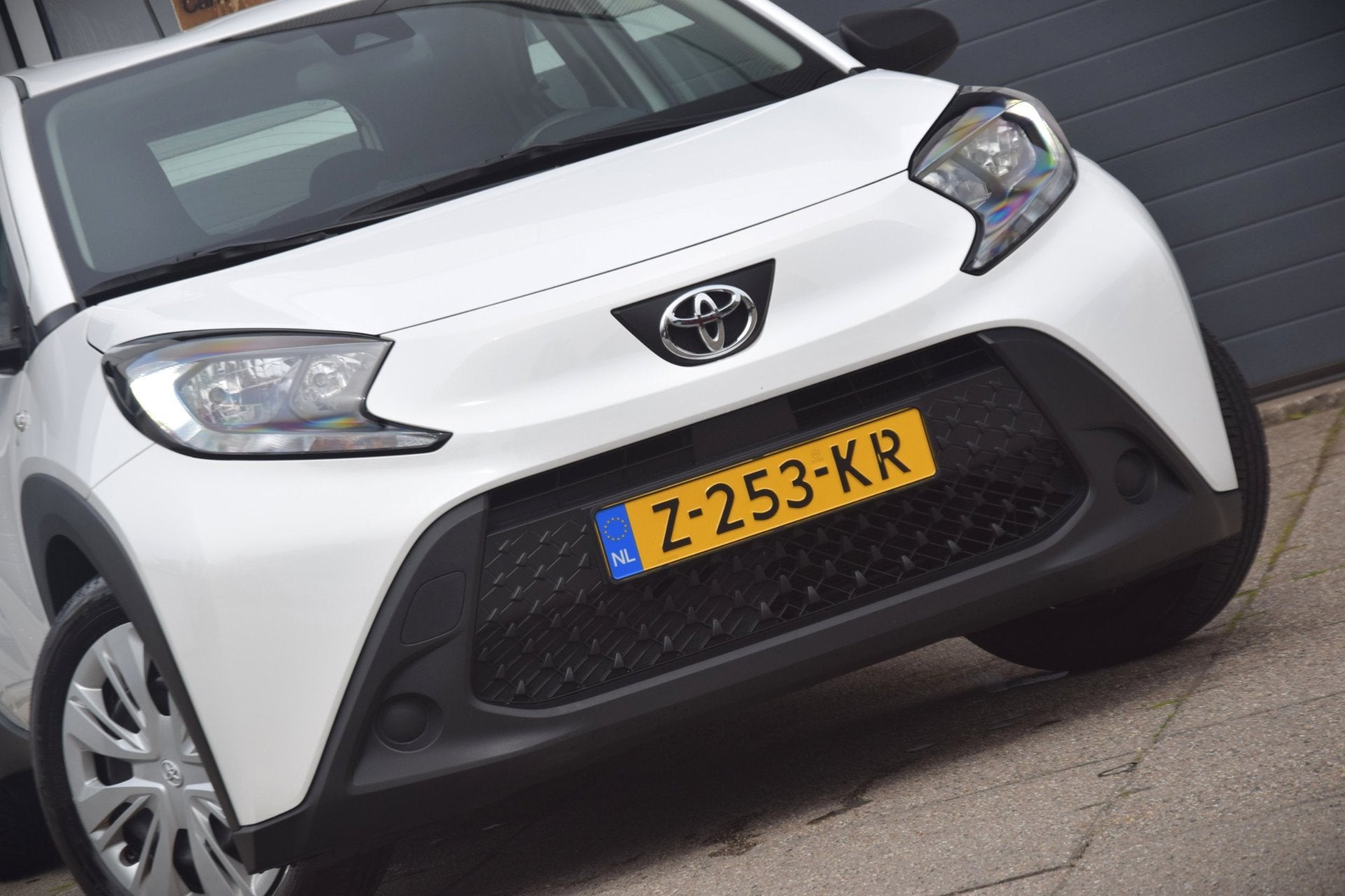 Toyota Aygo X 1.0 VVT-i MT APPLE CARPLAY/ADAPTIEVE CRUISE/LE, Auto's, Stof, Gebruikt, 4 stoelen, Wit