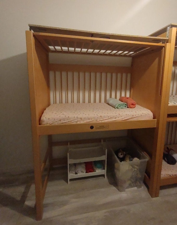 hoog bedje met dakje voor bv kinderopvang, Kinderen en Baby's, Ophalen, Zo goed als nieuw, 160 tot 180 cm, 100 cm of meer