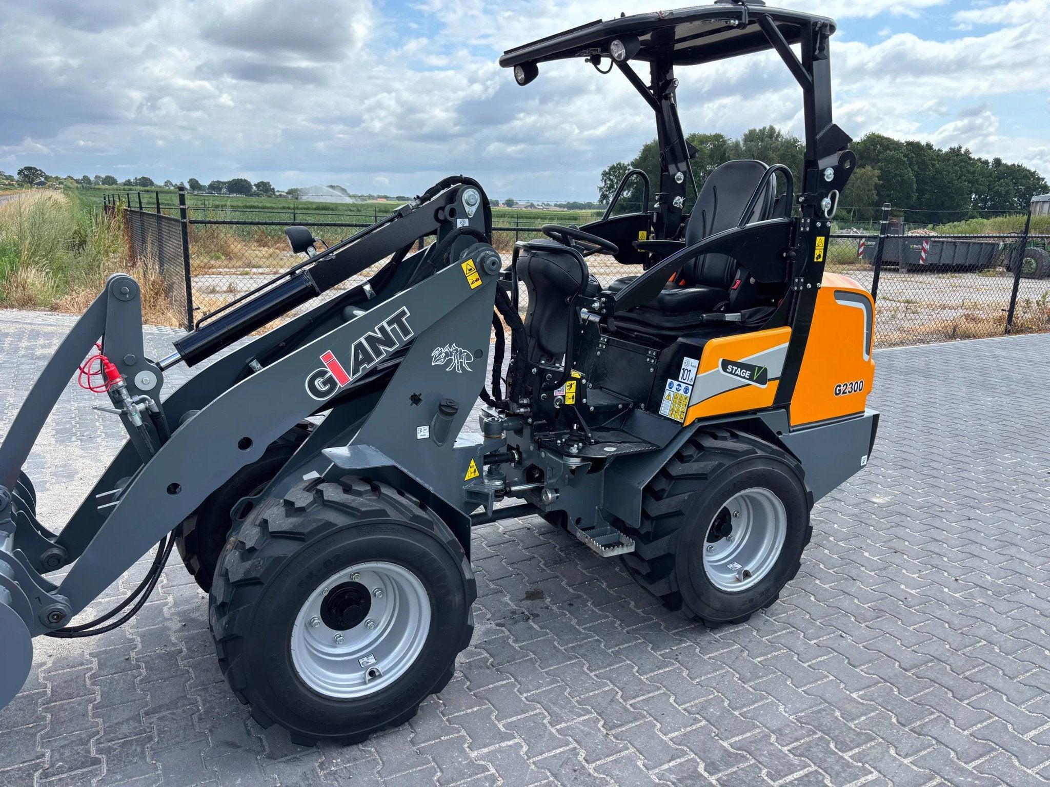 Giant G2300 (bj 2024), Wiellader of Shovel