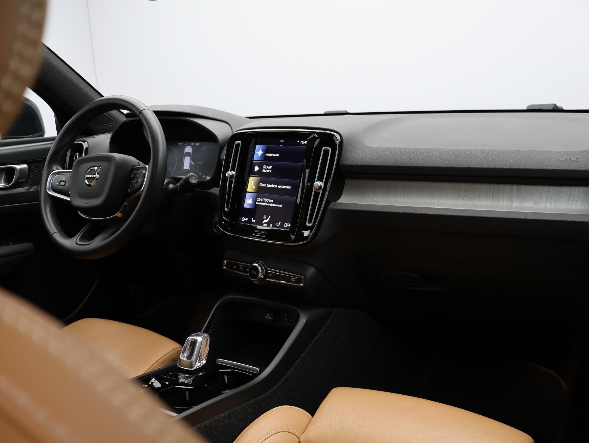 Volvo XC40 T4 Recharge Inscription / Trekhaak / Pan. dak / S, Auto's, 1712 kg, Met garantie (alle), Zwart, Hybride Elektrisch/Benzine