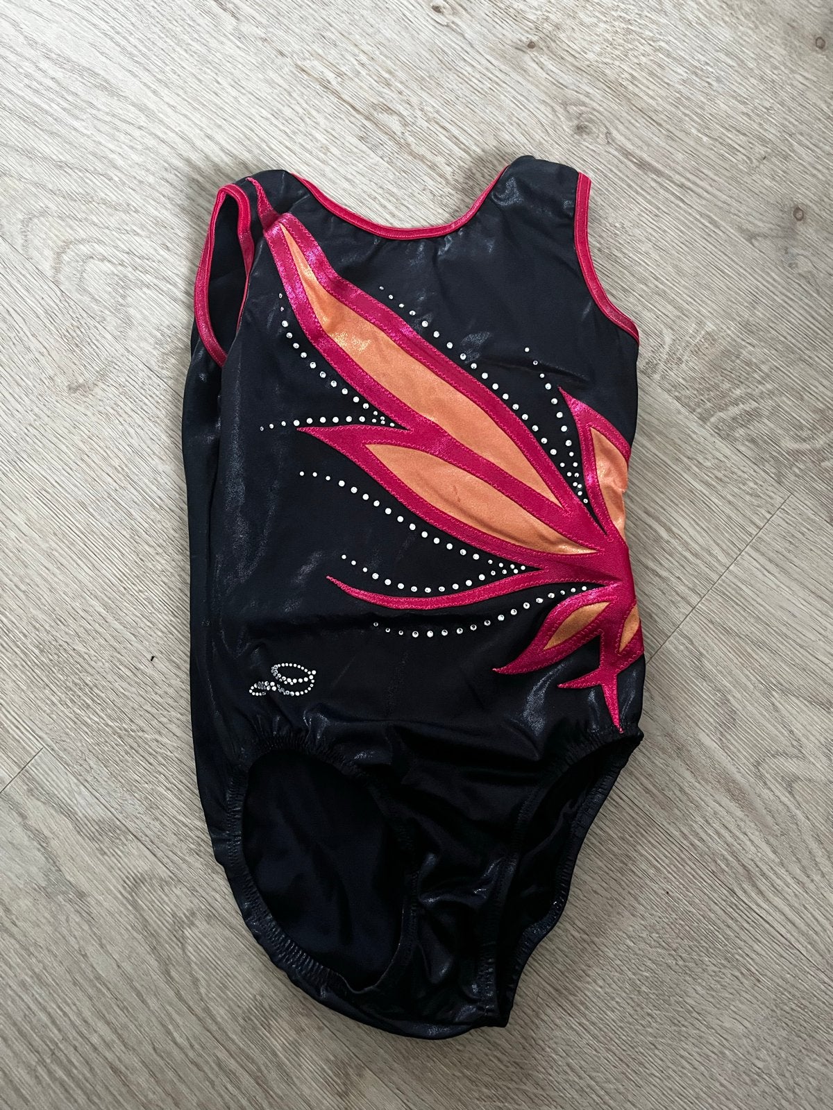 Turnpakje zwart met roze/oranje bloem en steentjes, Zwart, Ophalen of Verzenden, Maat 34 (XS) of kleiner, Fitness of Aerobics