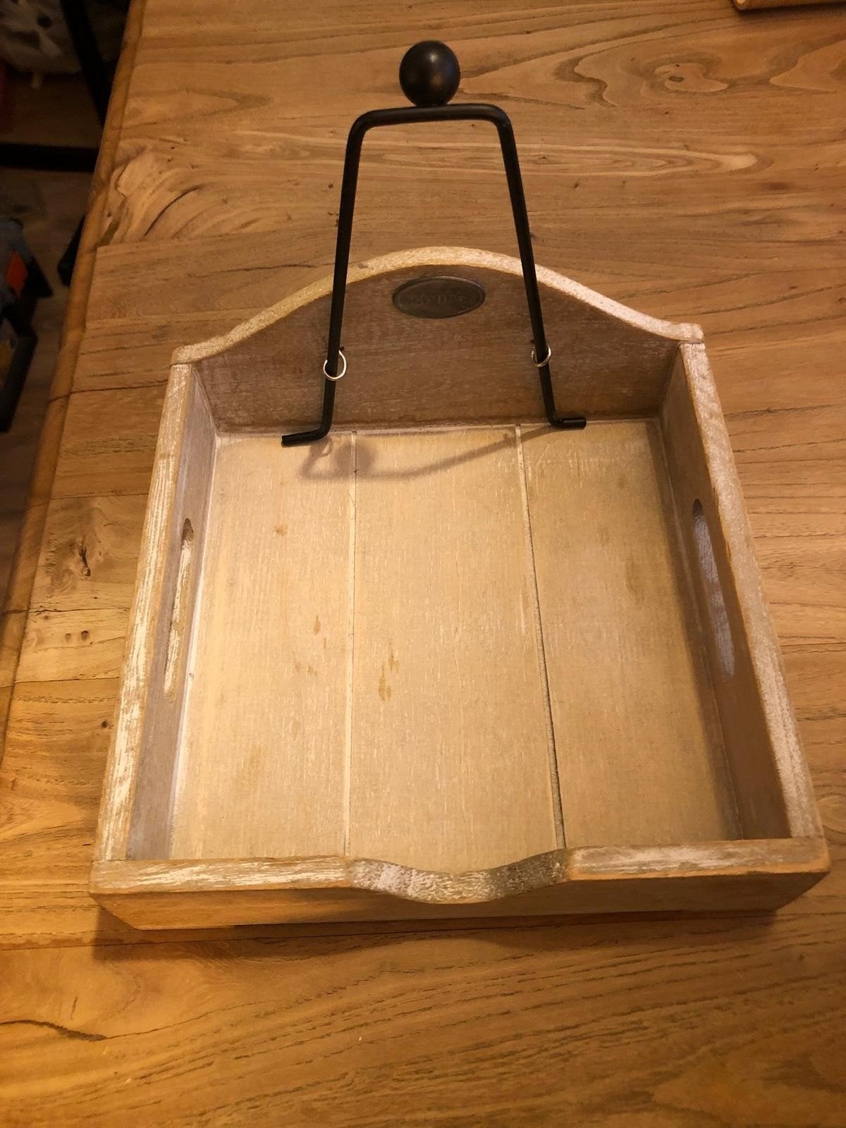Houten servethouder, Ophalen
