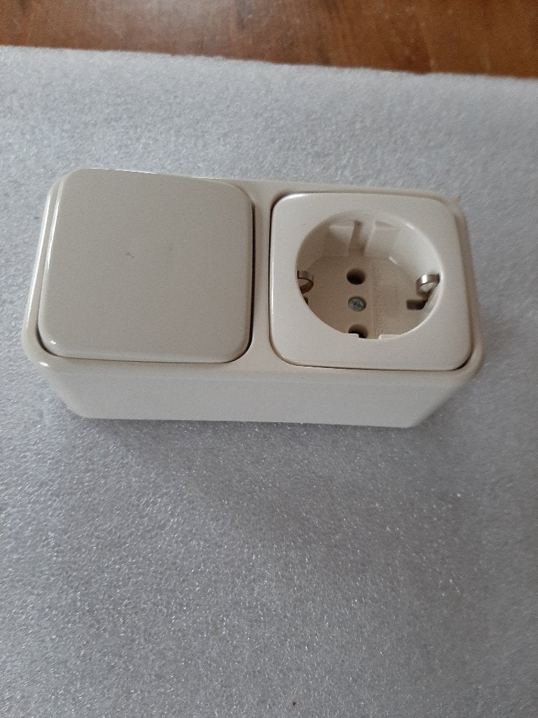 Opbouw combinatie wisselschakelaar en stopcontact met aarde, Ophalen of Verzenden, Nieuw, Jung, Schakelaar