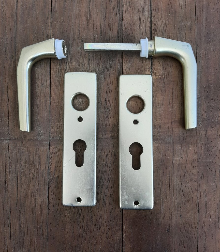 Deurkruk a met Rechthoekig Schild Met Cilindergat Aluminium, Ophalen, Zo goed als nieuw, Overige materialen, Klink of Kruk