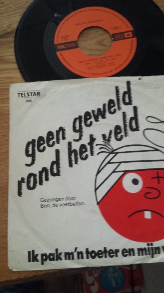 Telstar 2456 zeldzaam Geen geweld op het voetbalveld PIRAAT, Verzamelen, Ophalen, Gebruikt, Overige binnenlandse clubs, Overige typen