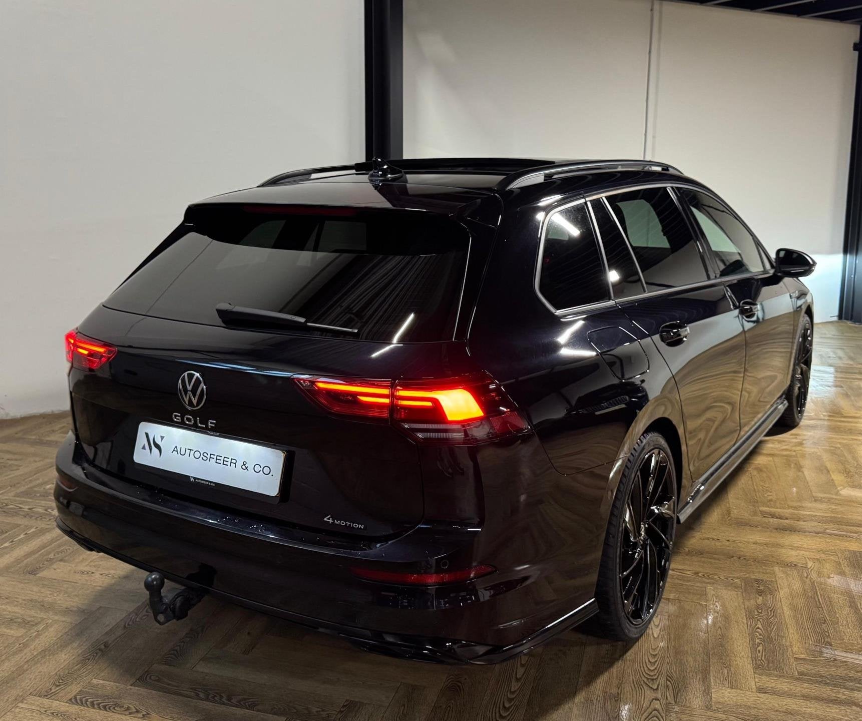 Volkswagen Golf Variant 2.0 4Motion R-LINE PANO KEYLESS', Automaat, Dealer onderhouden, Gebruikt, Zwart