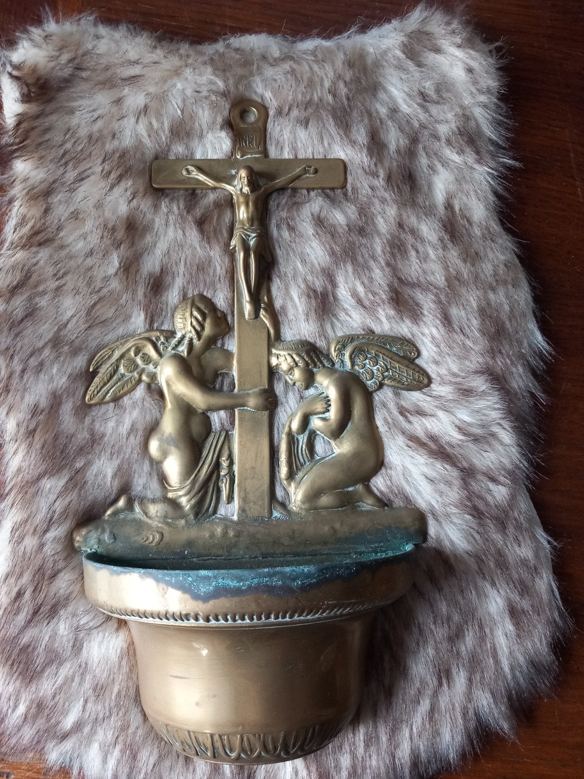 Antiek bronzen wijwaterbakje met engelen en kruisbeeld, Antiek en Kunst, Ophalen of Verzenden