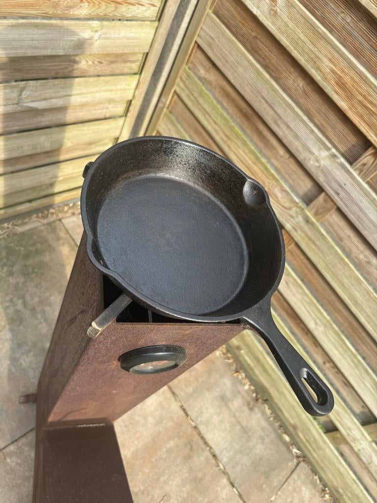 Set van 2 Gietijzeren Pannen - 25cm & 20cm, Huis en Inrichting, Keuken | Potten en Pannen, Ophalen, Gebruikt, Pannenset, Gietijzer