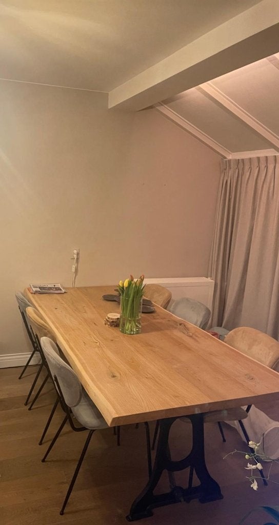 Foto 2 van Prachtige Eiken eettafel voor 6 personen