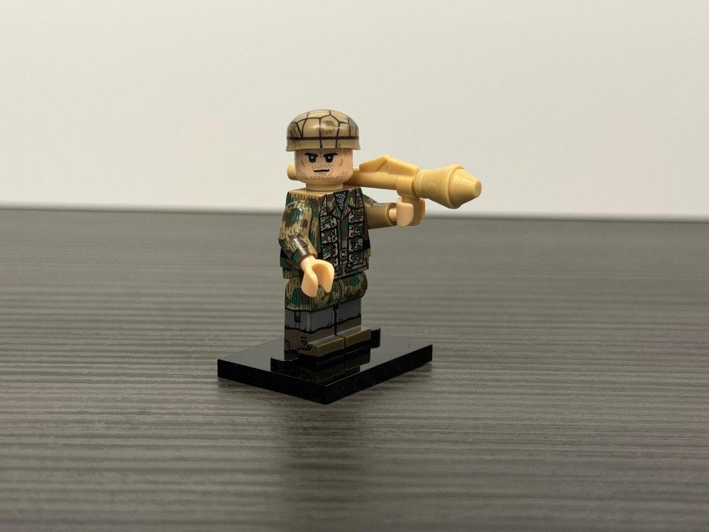 WW2 German Fallschirmjäger Minifig with Panzerfaust., Verzenden, Luchtmacht, Duitsland, Miniatuur of Beeldje
