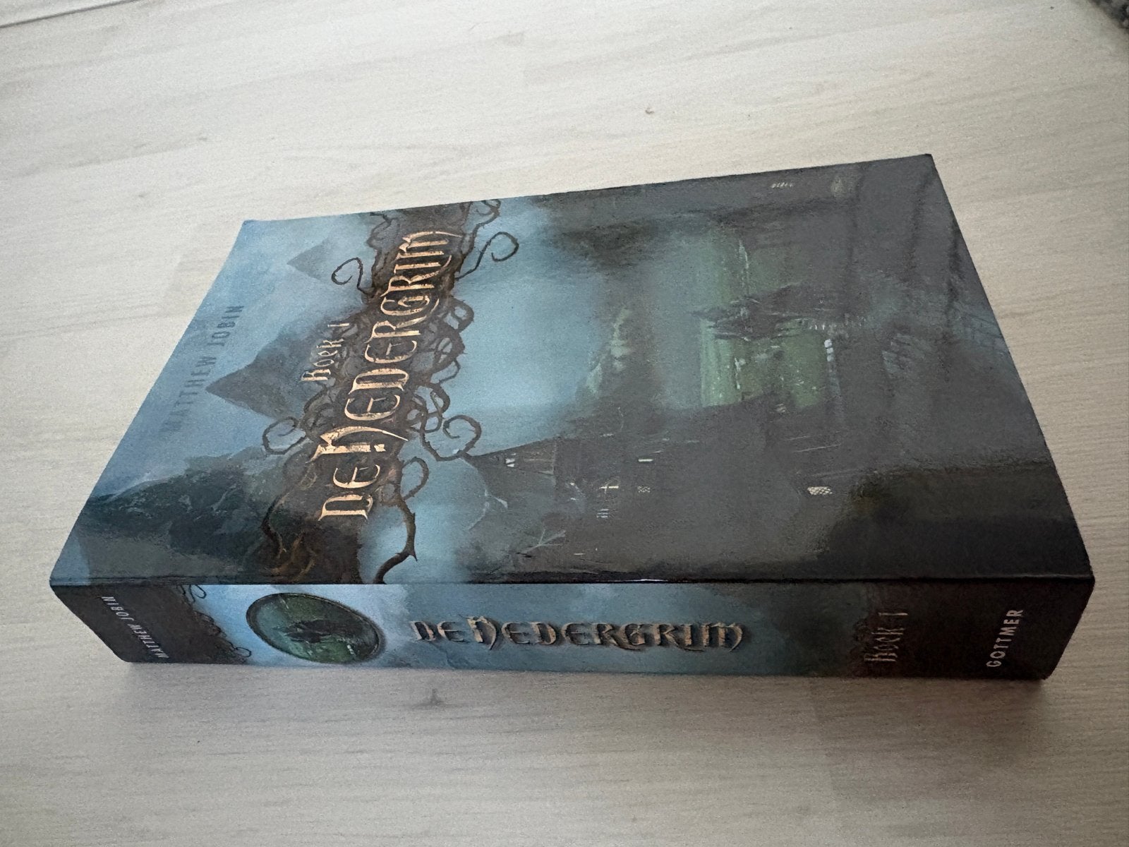 De Nedergrim Boek 1 - Matthew Jobin (Zo goed als nieuw), Boeken, Ophalen of Verzenden, Zo goed als nieuw
